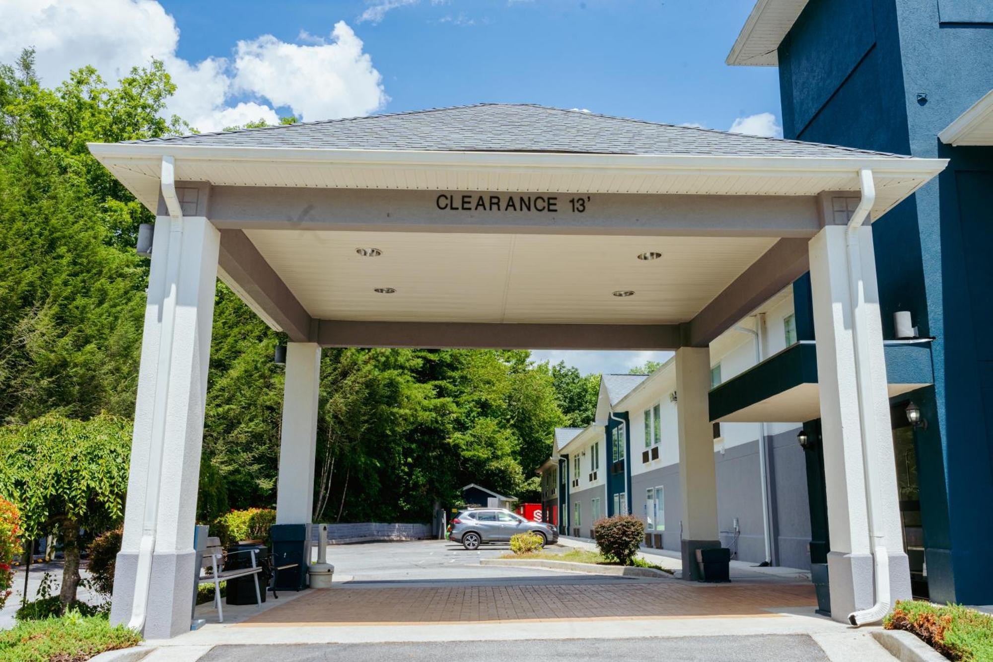 Clarion Pointe-Dillard Near Blue Ridge Mountains Hotel Exterior photo