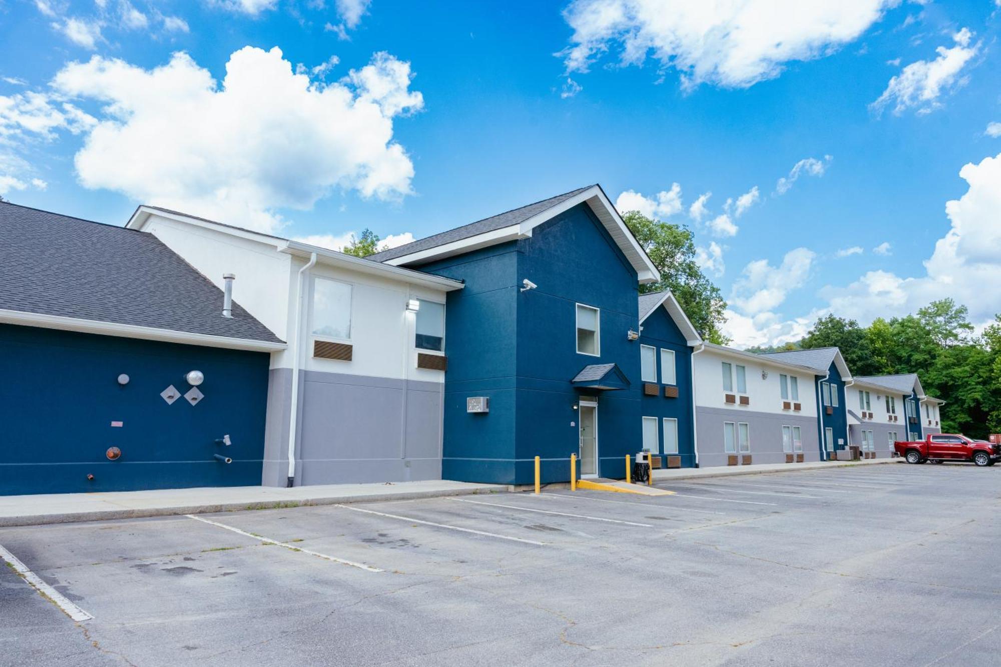 Clarion Pointe-Dillard Near Blue Ridge Mountains Hotel Exterior photo