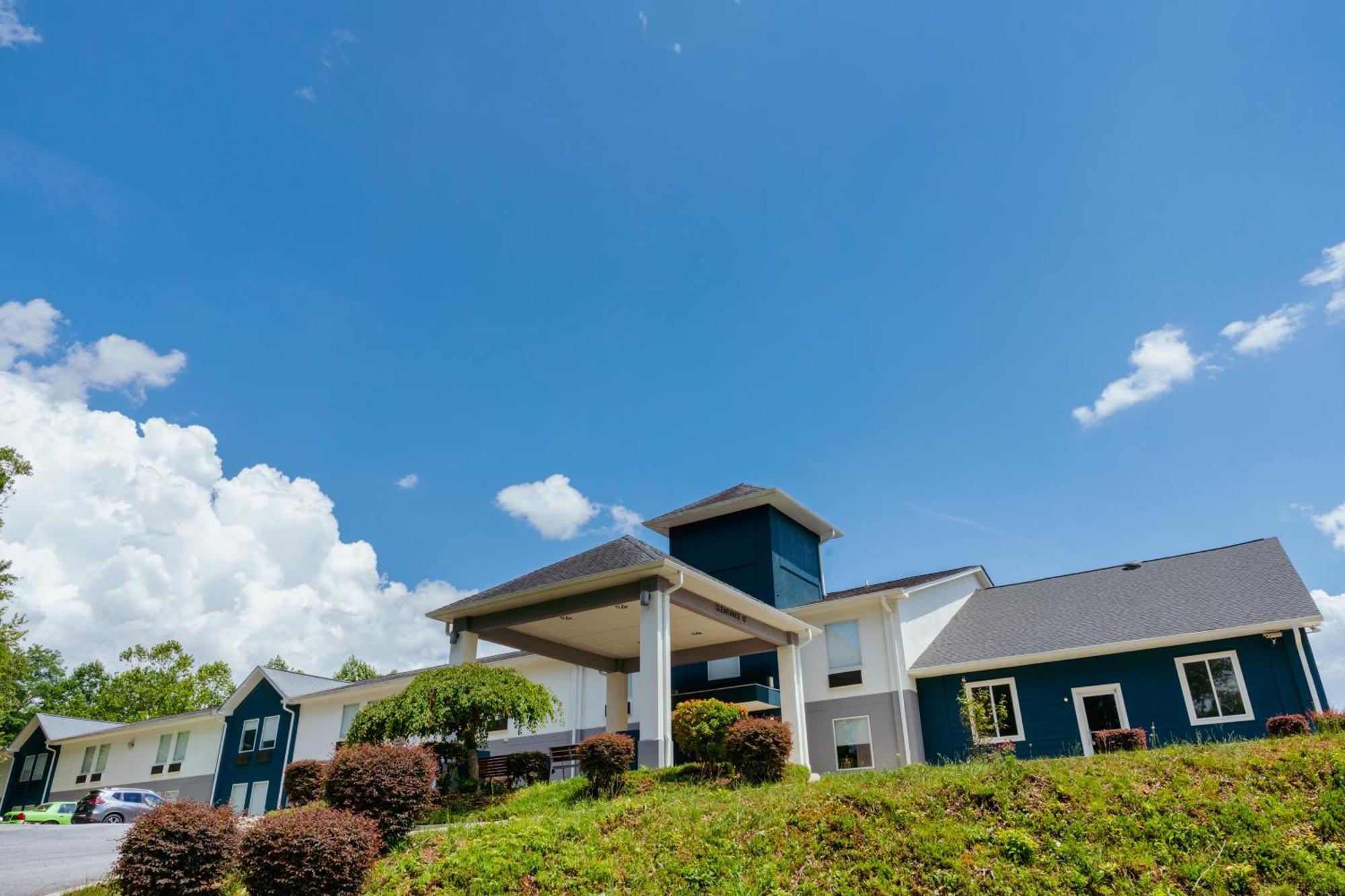 Clarion Pointe-Dillard Near Blue Ridge Mountains Hotel Exterior photo